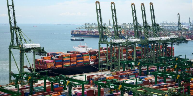 Container werden auf dem Gelände des Hafenbetreibers, der Port of Singapore Authority (PSA), im Hafen von Singapur verladen. - Foto: Bernd von Jutrczenka/dpa