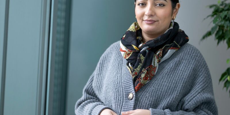 Reem Alabali-Radovan, die Integrationsbeauftragte der Bundesregierung, aufgenommen bei einem Interview im Bundeskanzleramt. - Foto: Monika Skolimowska/dpa
