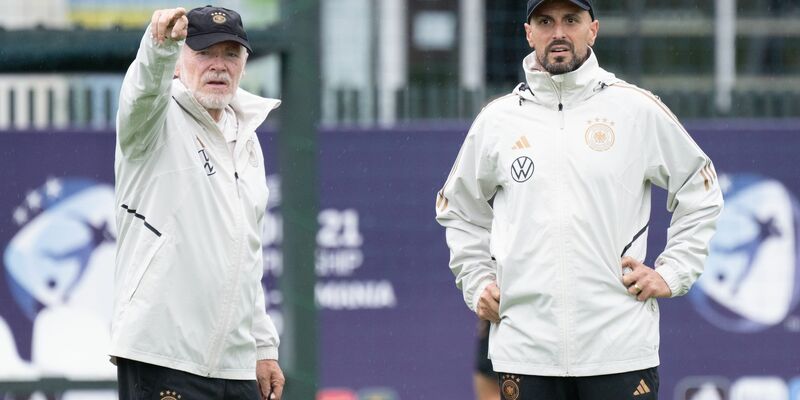 Haben noch viel Arbeit vor sich: U21-Coach Antonio Di Salvo (r) und Co-Trainer Hermann Gerland. - Foto: Sebastian Kahnert/dpa