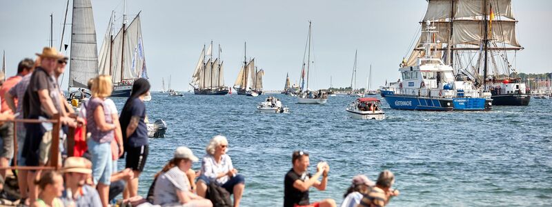 Die traditionelle Windjammerparade der Kieler Woche hat begonnen. - Foto: Georg Wendt/dpa