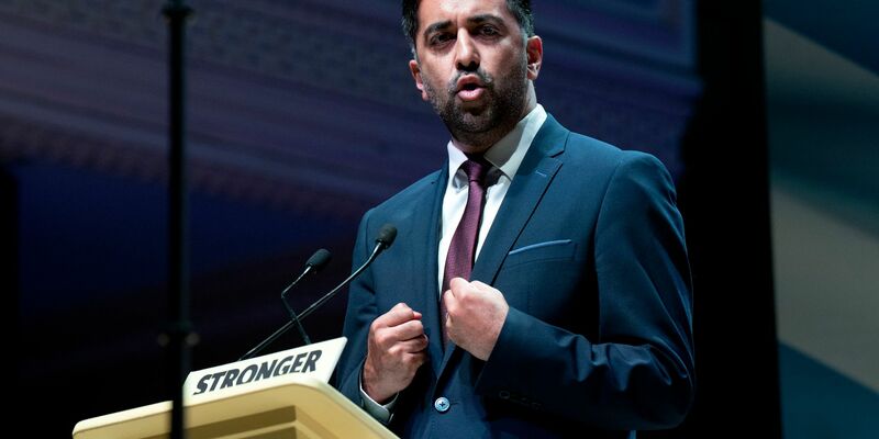 Humza Yousaf, Erster Minister von Schottland, spricht auf dem Sonderparteitag der Schottischen Nationalpartei (SNP) in der Caird Hall in Dundee. - Foto: Jane Barlow/PA/AP/dpa