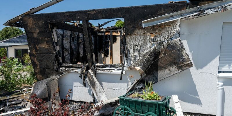 Das Haus wurde durch den Brand so stark beschädigt, dass Teile des Gebäudes eingestürzt sind. - Foto: Stefan Sauer/dpa