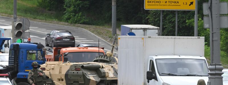 Ein Kämpfer steht auf einem gepanzerten Fahrzeug und bewacht einen Bereich in einer Straße in Rostow am Don. - Foto: -/AP/dpa