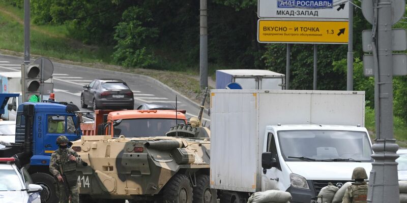 Russische Armeeangehörige bewachen die Autobahn bei Moskau mit einem Mannschaftstransportwagen. - Foto: -/AP/dpa