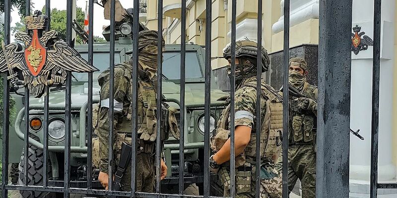 Kämpfer der Söldnergruppe Wagner bewachen einen Bereich im Hauptquartier des südlichen Militärbezirks in Rostow am Don. - Foto: -/AP/dpa