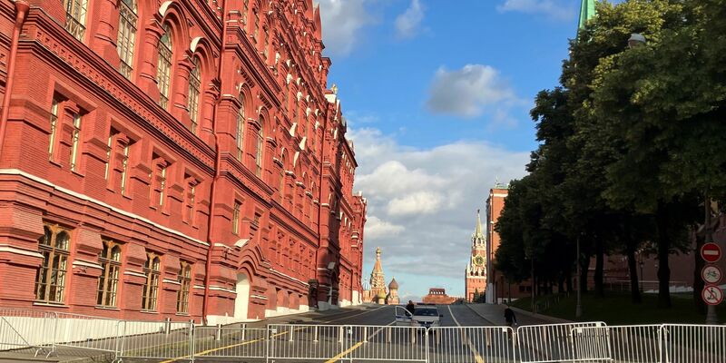 Absperrgitter vor dem Roten Platz, dahinter stehen Polizeibeamte. - Foto: Hannah Wagner/dpa