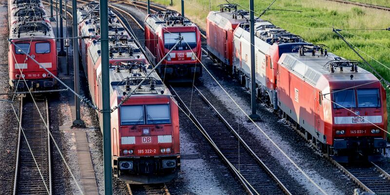 Nach den gescheiterten Tarifverhandlungen der Deutschen Bahn und der Gewerkschaft EVG wächst die Sorge vor Streik. - Foto: Axel Heimken/dpa