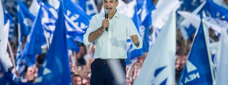 Kyriakos Mitsotakis, Vorsitzender der konservativen Partei «Neue Demokratie», spricht während einer Wahlkampfveranstaltung im Zentrum der griechischen Hauptstadt zu seinen Anhängern. - Foto: Angelos Tzortzinis/dpa