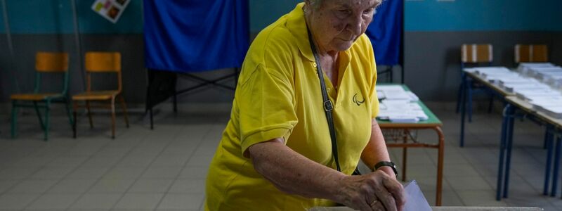 Eine Frau wählt in einem Wahllokal in Athen, Griechenland. - Foto: Thanassis Stavrakis/AP/dpa