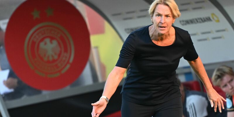 Bundestrainerin Martina Voss-Tecklenburg nimmt an einer Pressekonferenz teil. - Foto: Sebastian Christoph Gollnow/dpa