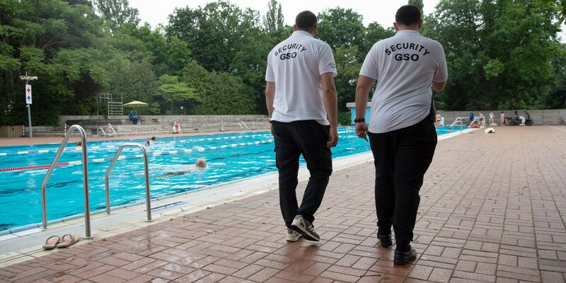 Mitarbeiter des Sicherheitsdienstes «Security GSO» drehen im Berliner Prinzenbad ihre Runden. - Foto: Paul Zinken/dpa