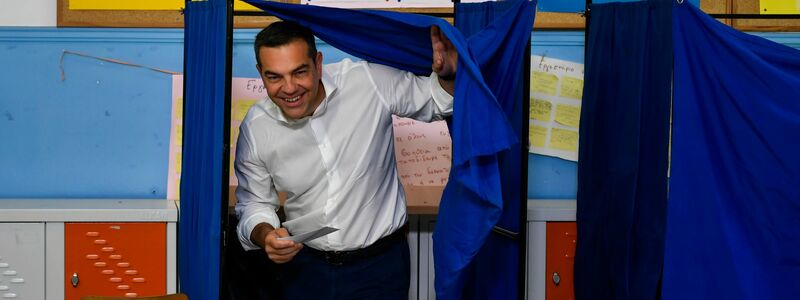 Oppositionsführer Alexis Tsipras, Chef der linken Syriza-Partei, gibt in einem Wahllokal seine Stimme ab. - Foto: Michael Varaklas/AP/dpa