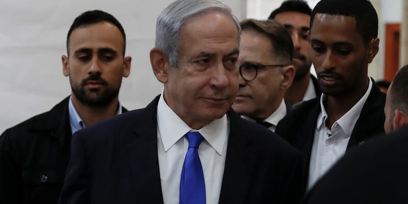 Benjamin Netanjahu (M), Ministerpräsident von Isreal, kommt im Bezirksgericht in Jerusalem an. - Foto: Atef Safadi/EPA Pool/AP/dpa