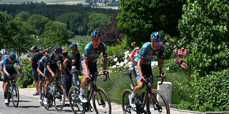 Emanuel Buchmann (r) vom Team Bora Hansgrohe führt vor seinem Teamkollegen Jonas Koch. - Foto: Bernd Weißbrod/dpa