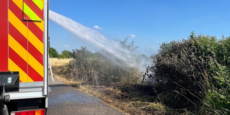 FW Moers: Zwei PKW brennen auf Supermarkt-Parkplatz - Foto: presseportal.de
