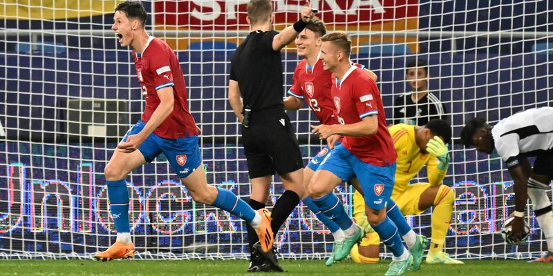 Tschechiens Martin Vitik (l) bejubelt sein Tor zum 2:1 gegen die deutsche U21-Nationalmannschaft. - Foto: Sebastian Kahnert/dpa