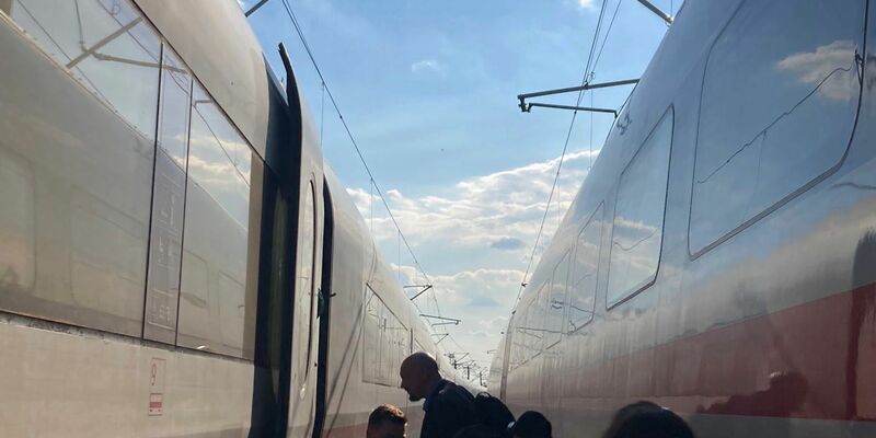 Ein ICE wird auf offener Strecke evakuiert, indem die Fahrgäste in einen anderen Zug umsteigen. - Foto: Larissa Frey/dpa