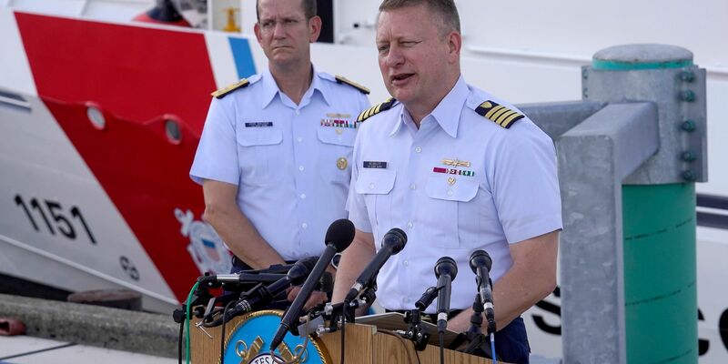 Jason Neubauer (r), Chefermittler der US-Küstenwache, spricht mit den Medien. - Foto: Steven Senne/AP