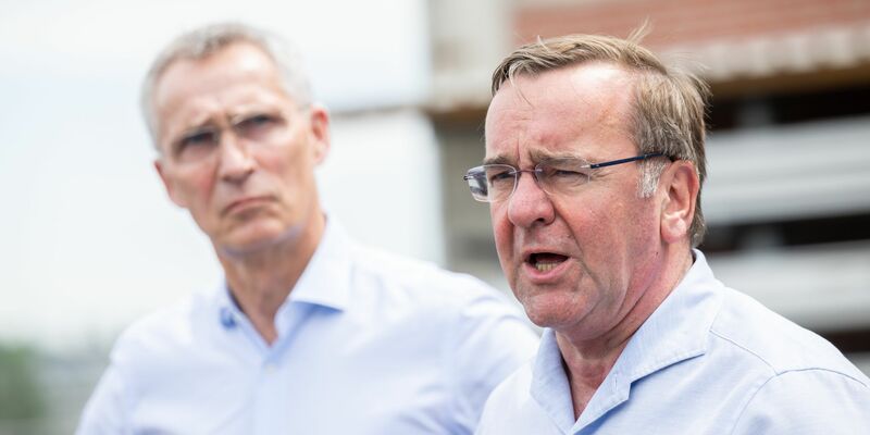 Verteidigungsminister Boris Pistorius (r) und Nato-Generalsekretär Jens Stoltenberg beobachten heute ein Militärmanöver. - Foto: Daniel Reinhardt/dpa