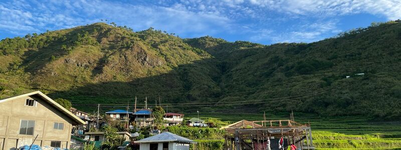 Das Berg- und Heimatdorf von Maria Oggay auf den Philippinen. Dort kommen mittlerweile viele Touristinnen und Tourstinen hin - für ein Tattoo. - Foto: Girlie Linao/dpa