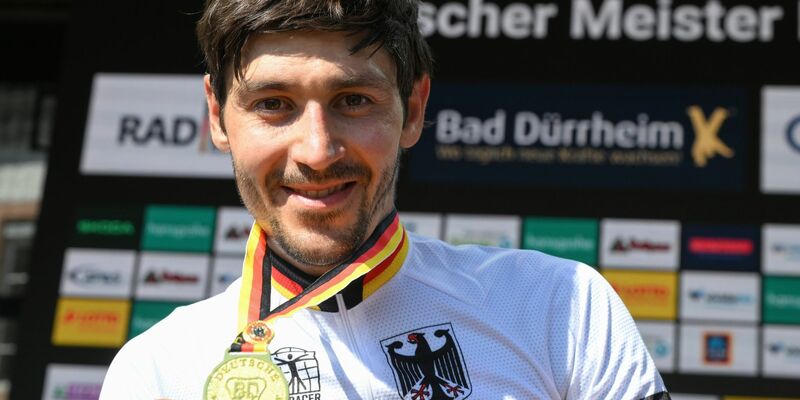 Fährt im Meistertrikot zur Tour: Emanuel Buchmann. - Foto: Bernd Weißbrod/dpa