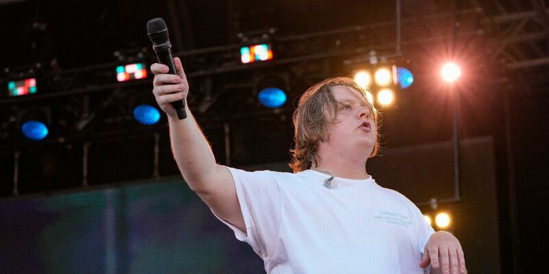 Lewis Capaldi bittet seine Fans auf dem Glastonbury Festival um Unterstützung: «Ich möchte nur, dass ihr alle so laut mitsingt, wie ihr könnt, wenn das in Ordnung ist?» - Foto: Scott Garfitt/Invision/AP/dpa