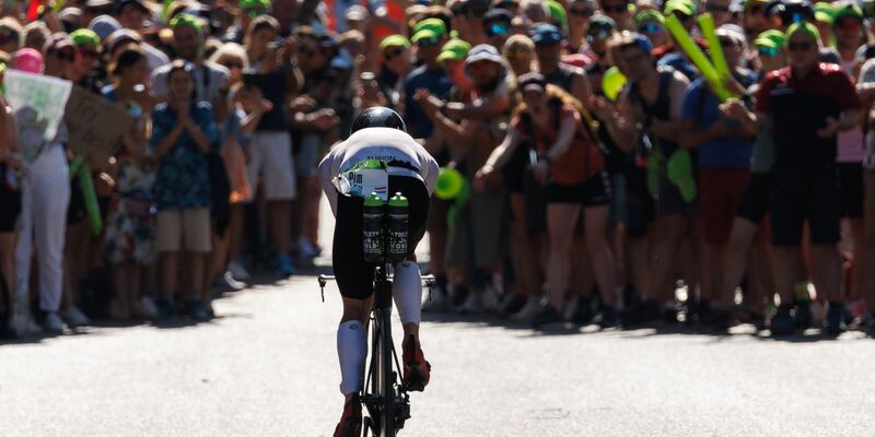 Pim Van Diemen, Triathlet aus den Niederlanden, fährt beim Datev Challenge Roth während der Radetappe am Solarer Berg. - Foto: Daniel Karmann/dpa
