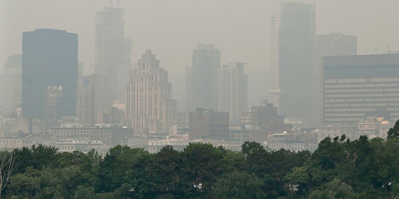 Smog über der Skyline von Montreal. Aufgrund von Waldbränden ist die Luftqualität in der Metropole derzeit besonders schlecht. - Foto: Graham Hughes/The Canadian Press/AP/dpa