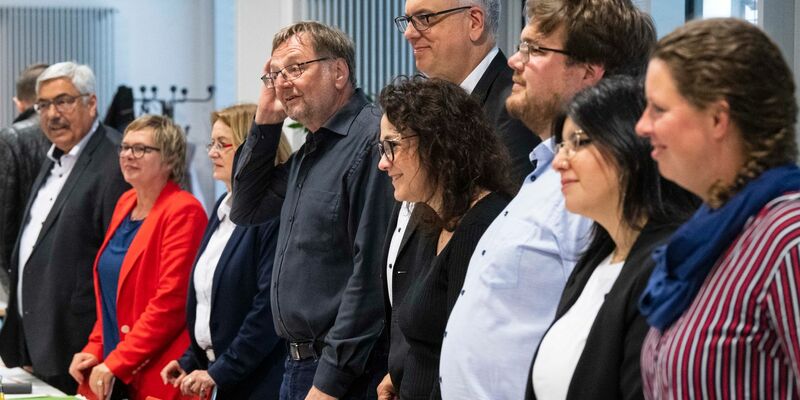 Andreas Bovenschulte (M) - hier umgeben von weiteren Politikerinnen und Politikern - bleibt der Bürgermeister von Bremen. - Foto: Philip Dulian/dpa