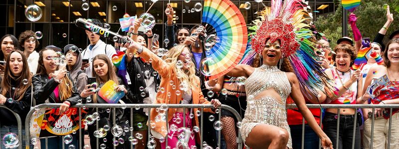 Menschen feiern bei der jährlichen San Francisco Pride Parade. - Foto: Noah Berger/AP/dpa