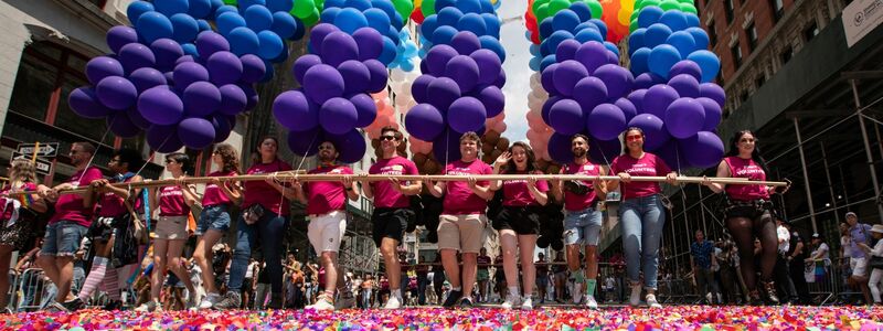 Konfetti-Regen bei der NYC Pride Parade. - Foto: Eduardo Munoz Alvarez/AP/dpa
