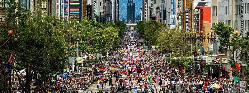 Zahlreiche Menschen feiern auf der Market Street bei der Pride Parade in San Francisco. - Foto: Noah Berger/FR34727 AP/AP