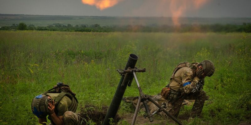 Damit sie sich verteidigen können, benötigen ukrainische Soldaten finanzielle Unterstützung bei der Lieferung von Waffen. - Foto: Efrem Lukatsky/AP/dpa