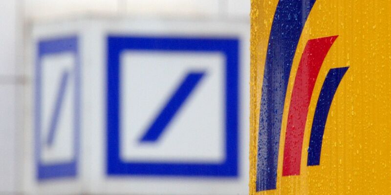 Das Logo der Deutschen Bank (l) und der Postbank. - Foto: Federico Gambarini/dpa