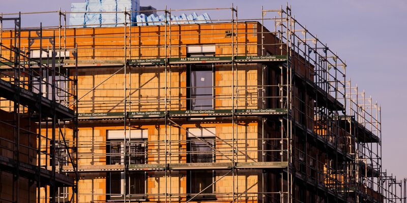Im Januar wurde der Bau von 16.800 Wohnungen bewilligt - 5200 Genehmigungen weniger als ein Jahr zuvor. - Foto: Rolf Vennenbernd/dpa
