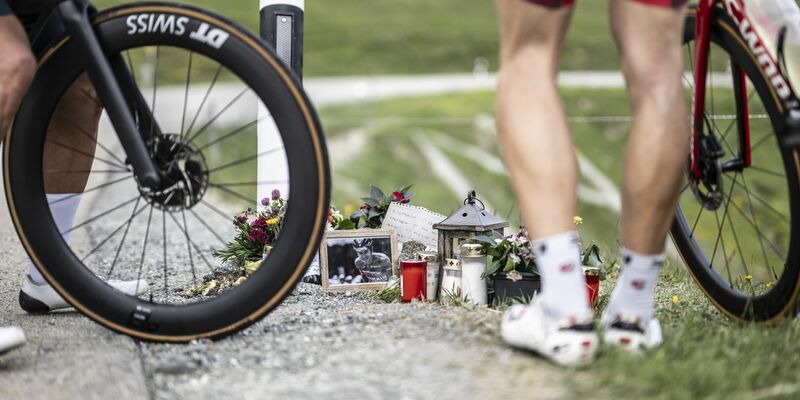 Radfahrer stehen am Unfallort des verunglückten Gino Mäder auf dem Albulapass. - Foto: Mayk Wendt/KEYSTONE/dpa