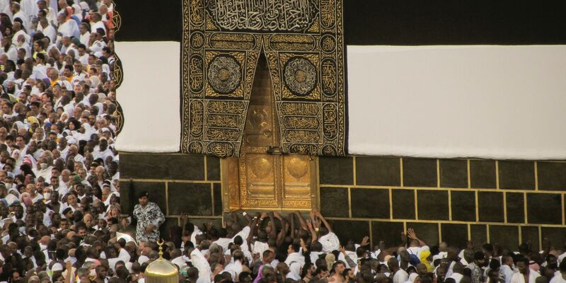 Muslimische Pilger umrunden die Kaaba, das würfelförmige Gebäude der Großen Moschee, während der jährlichen Hadsch-Pilgerfahrt. - Foto: Amr Nabil/AP