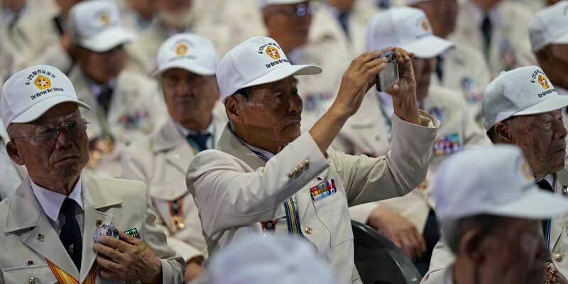 Viele Menschen nahmen an der Zeremonie zum 73. Jahrestag des Ausbruchs des Koreakriegs teil. - Foto: Lee Jin-man/AP/dpa