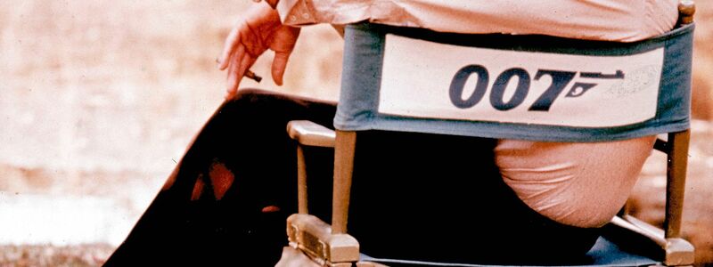 Roger Moore bei den Dreharbeiten zum Film James Bond 007 - Leben und sterben lassen. - Foto: AP/dpa