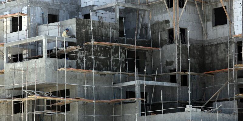 Ein Palästinenser zementiert in der großen jüdischen Siedlung Ma'ale Adumim im Westjordanland eine Mauer in einem Wohnkomplex. (Archivbild) - Foto: epa Jim Hollander/epa/dpa