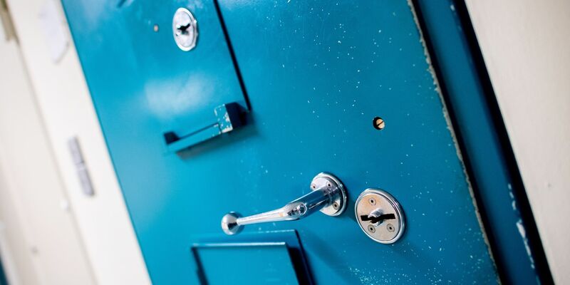 Die Tür zu einer Gefängniszelle. (Archivbild) - Foto: Hauke-Christian Dittrich/dpa