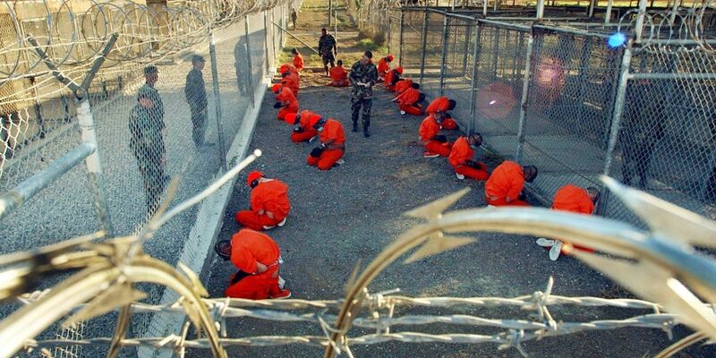 Mehr als zwei Jahrzehnte nach den Terroranschlägen vom 11. September 2001 befinden sich noch 34 Häftlinge in Guantánamo (Archivbild vom 18.01.2002). - Foto: Shane T. McCoy/epa/dpa