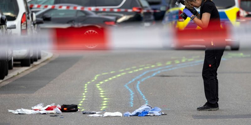 Eine Polizeibeamtin sichert Spuren am Unfallort. - Foto: Christoph Reichwein/dpa