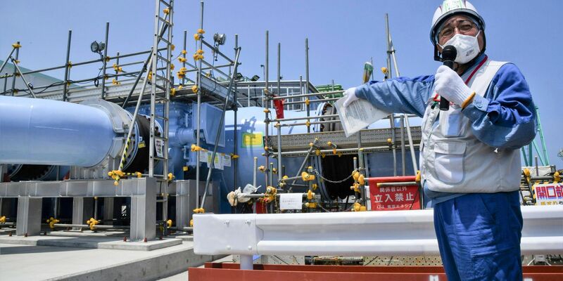 Ein Angestellter erklärt die Anlage, mit der aufbereitetes radioaktives Wasser aus dem Kernkraftwerk Fukushima ins Meer geleitet werden soll. - Foto: Uncredited/Kyodo News/AP/dpa