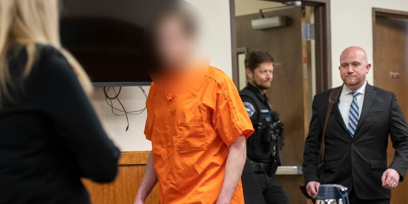 Der Angeklagte betritt den Gerichtssaal zu seiner Anklageverlesung im Bezirksgericht von Latah County. - Foto: Zach Wilkinson/Pool The Moscow-Pullman Daily News/AP/dpa