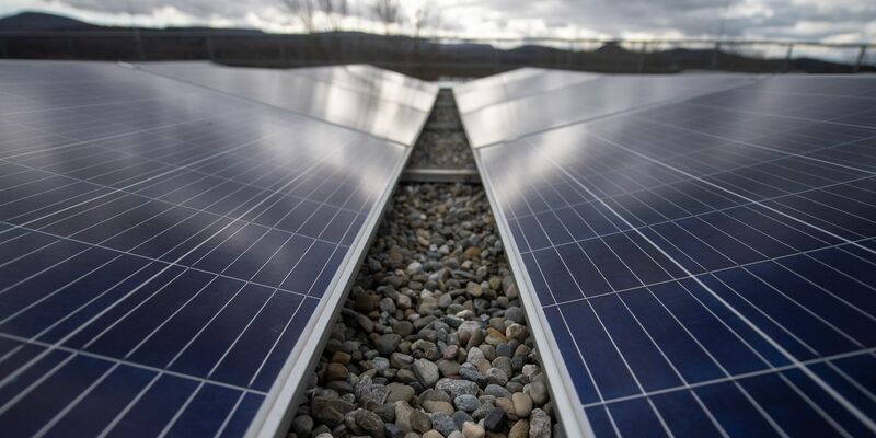 Eine Photovoltaikanlage steht auf einem Gebäude der Hochschule Reutlingen. - Foto: Sebastian Gollnow/dpa