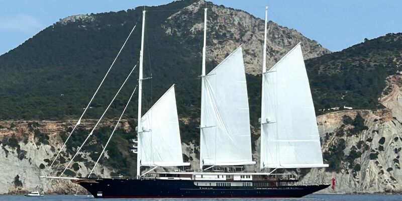 Die Segelyacht «Koru» von Amazon-Gründer Jeff Bezos fährt vor der Küste von Ibiza durchs Mittelmeer. - Foto: Felix Frieler/dpa