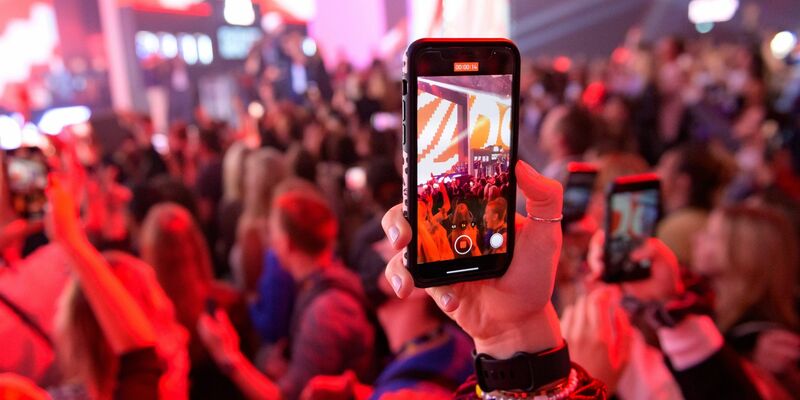 Konzert mitfilmen für die Instagram-Story: Jugendliche verbringen fast 64 Stunden pro Woche im Internet. - Foto: Jonas Walzberg/dpa