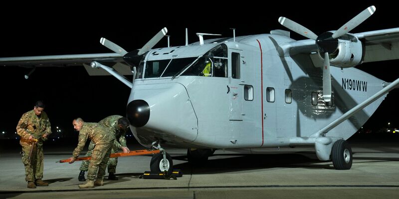 In Buenos Aires bereiten sich Piloten darauf vor, eines der Flugzeuge zu transportieren, die bei den «Todesflügen» während der letzten Militärdiktatur Argentiniens eingesetzt wurden. - Foto: Victor R. Caivano/AP