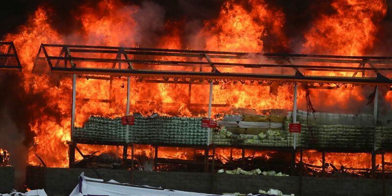 Anlässlich des Internationalen Tages gegen Drogenmissbrauch und illegalen Handel wurden in Myanmar Drogen verbrannt. - Foto: Thein Zaw/AP
